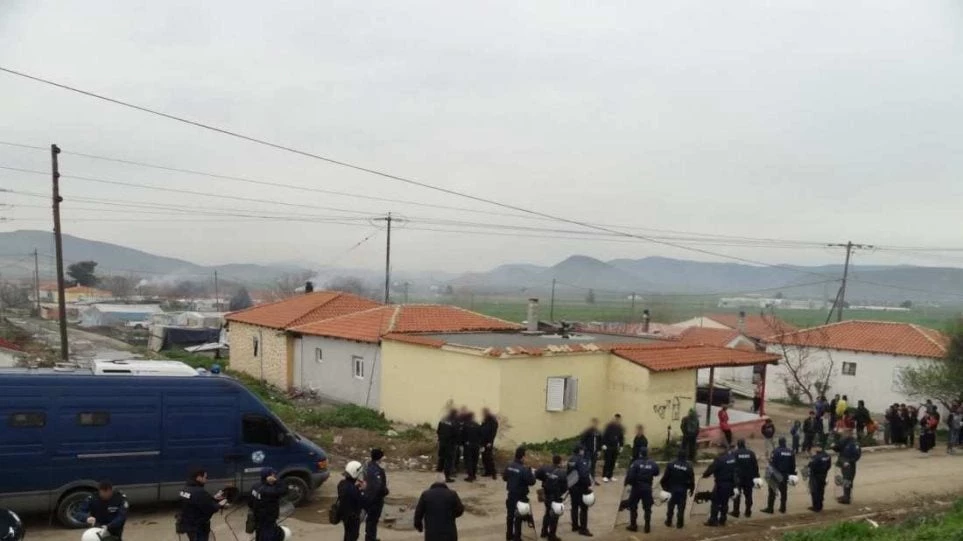 «Πόλεμος» αστυνομικών με τσιγγάνους στο Πυρί Θηβών – Τραυματίστηκε αστυνομικός – Δεν έγιναν προσαγωγές!